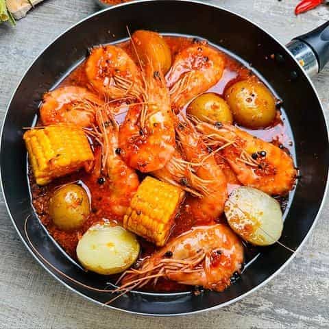 Combo Tôm, Nghêu, Ốc Hương Sốt Cajun — Tôm, nghêu, ốc hương tươi ngon, sốt cajun đậm đà